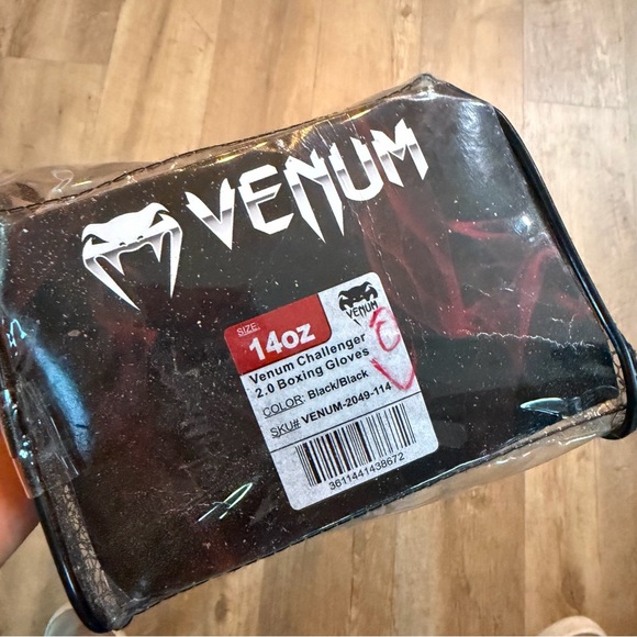 Venum Challenger 2.0 Boxing Gloves - Picture 5 of 9